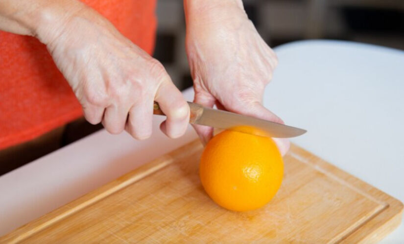 Aprenda uma maneira simples e rápida de tirar a casca da laranja e aproveitar 100% da polpa