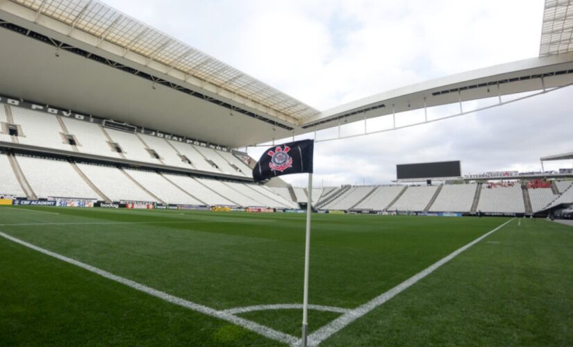 Torcedores se movimentam para quitar o estádio do clube