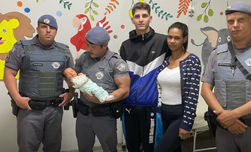 Ao chegar no local, os policiais militares viram o pai com a filha no colo, já sem respirar