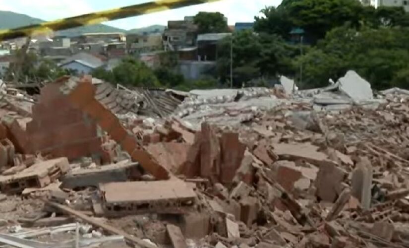 Equipes foram acionadas por volta das 10h20 para atender ao desabamento de uma edificação na rua Pedro Osório Filho