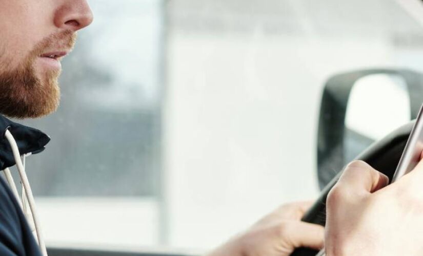 Uso de celular no trânsito tornou-se uma 'pandemia' aparentemente incontrolável