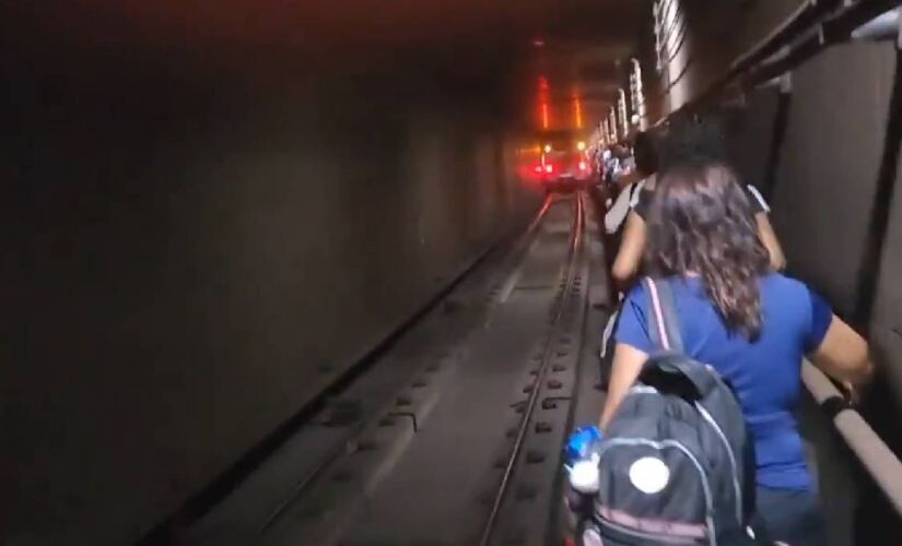 Passageiros registram momento em que andam por túnel entre as estações