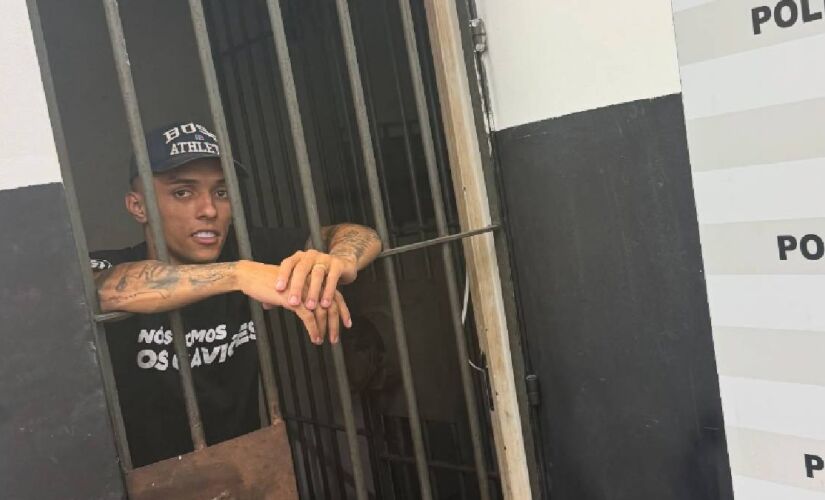 Nas redes sociais, durante a operação policial, ele chegou a publicar uma foto no Instagram em uma delegacia