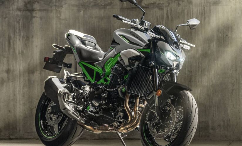 Disponível nas cores vermelha ou verde, a Z900 padrão tem preço público sugerido de R$ 62.690, com frete incluso