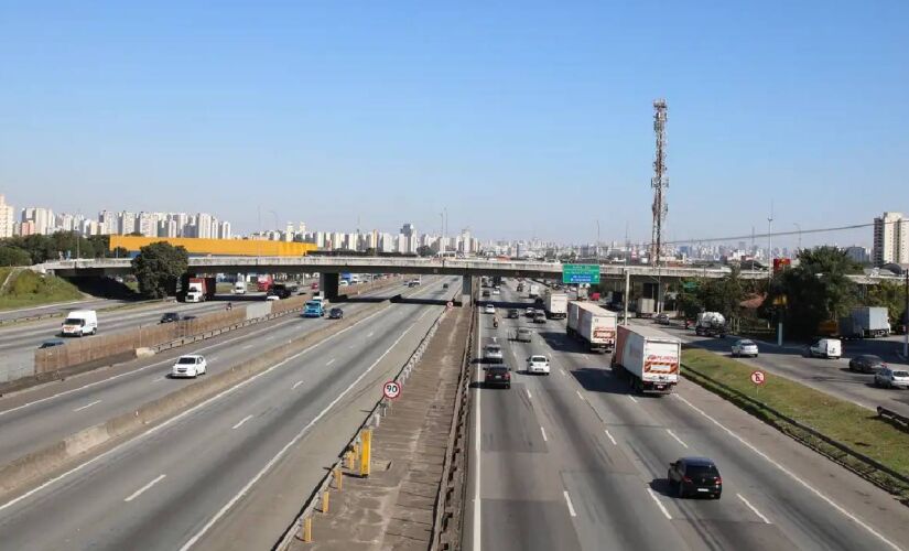 Tráfego na rodovia liga Guarulhos, em São Paulo, até Contagem, em Minas Gerais