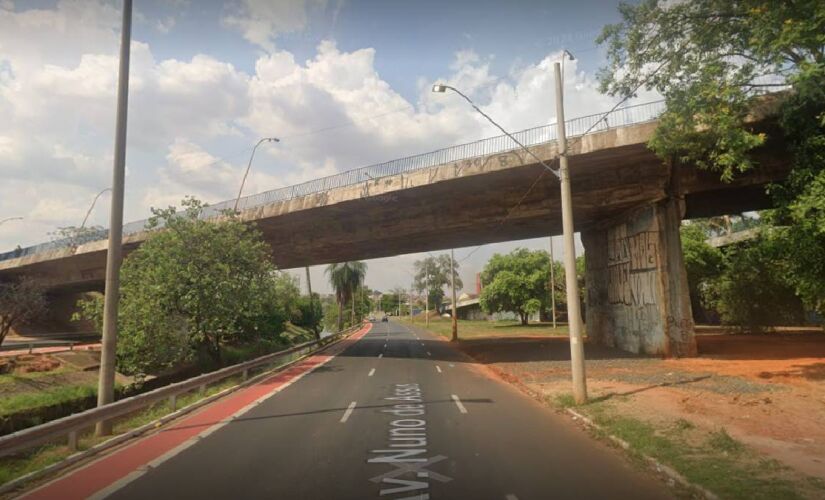 Ao chegar no viaduto João Simonetti, da rua Treze de Maio, Jorge tirou a vítima da cadeira de rodas e o jogou da ponte