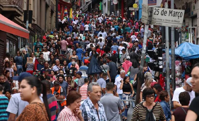 Ruas afetadas pela falta de luz do centro da cidade acumulam grande fluxo de consumidores 