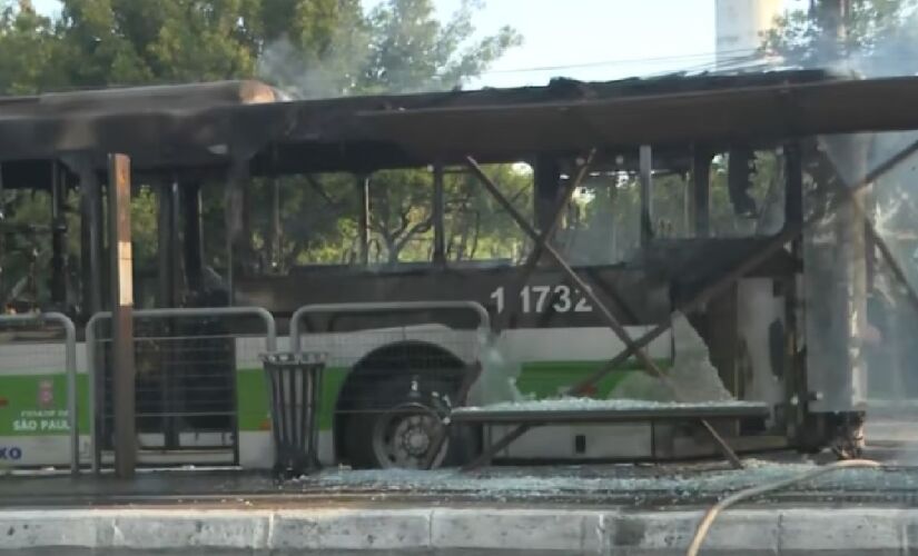 Ônibus foi atingido na traseira por avião e pegou fogo