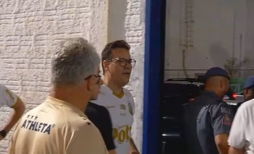 Vice-prefeito de São José do Rio Preto, Fábio Marcondes, durante a discussão no estádio do Mirassol