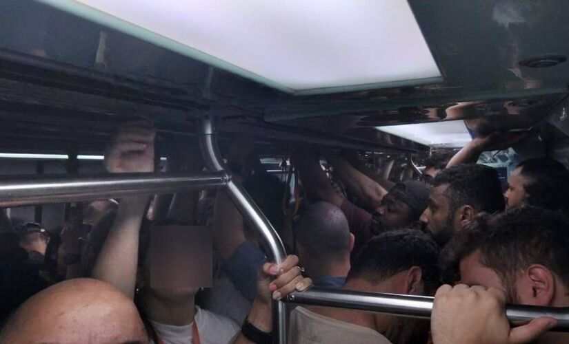 Trem lotado ficou parado por cerca de 30 minutos, segundo Ricardo, antes dos passageiros seguirem a pé