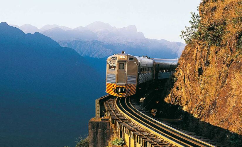 O passeio de trem da Serra do Mar Paranaense foi eleito um dos melhores do mundo em 2025