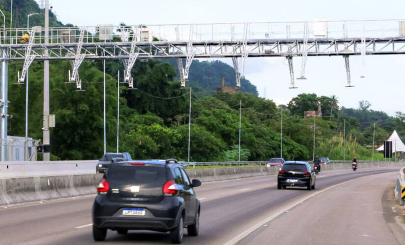 Na estrutura são colocados câmeras e sensores que identificam a passagem do veículo para, posteriormente, fazer a cobrança