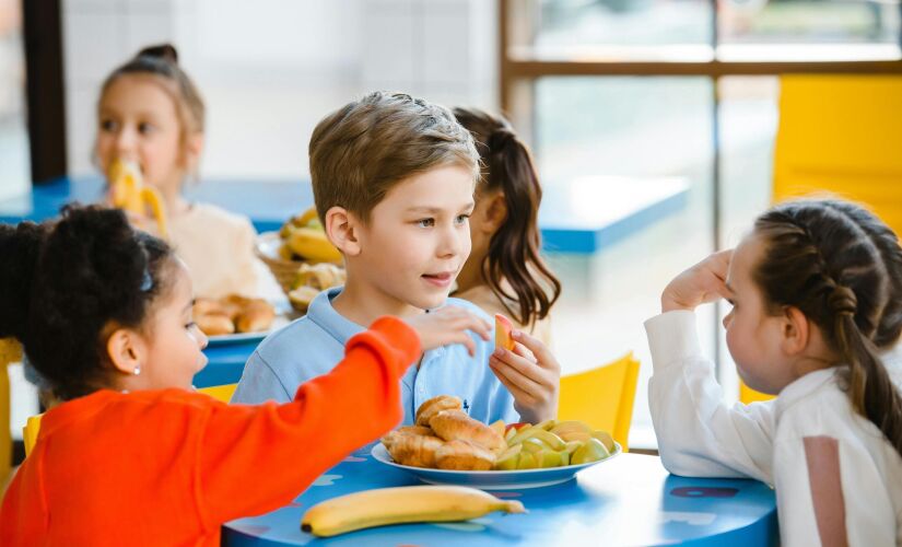 Estudantes de escolas públicas estão mais protegidos dos ultraprocessados graças ao Programa Nacional de Alimentação Escolar (PNAE)