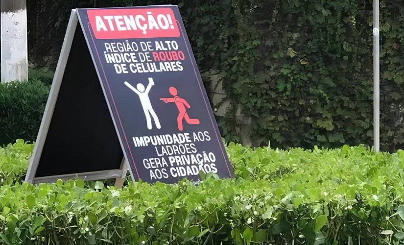 Moradores próximos ao Parque Ibirapuera, na zona sul de São Paulo, instalaram placas para alertar os foliões 