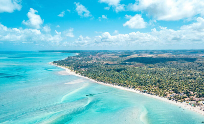 As praias têm areita macia e branca, além de água cristalina e azul