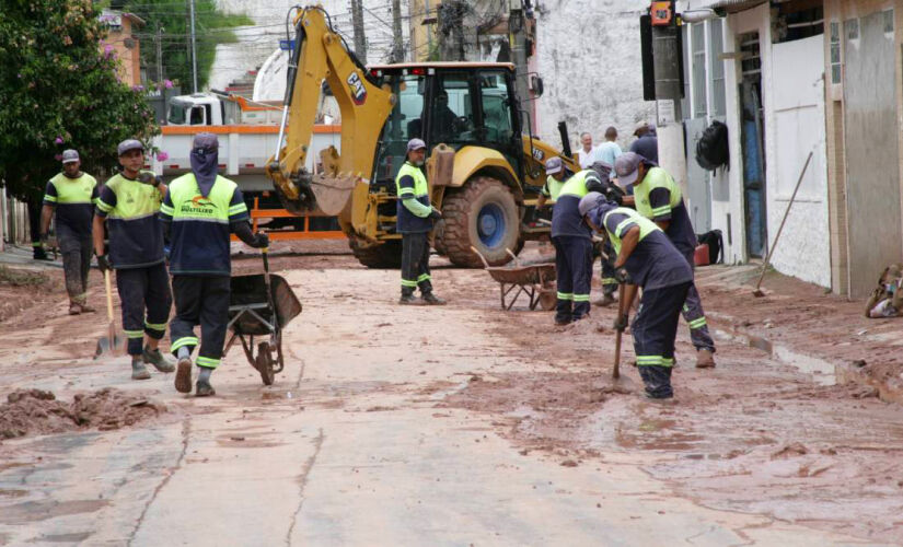 Equipes da Prefeitura de Taboão da Serra trabalham no rescaldo na região central na manhã desta terça (4/2)