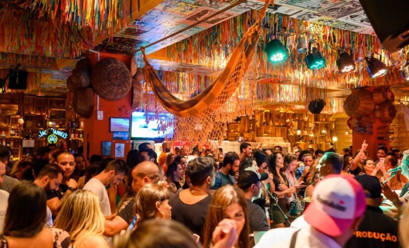 Bares e restaurantes na Capital oferecem cardápio acessível e música ao vivo para aproveitar o Carnaval