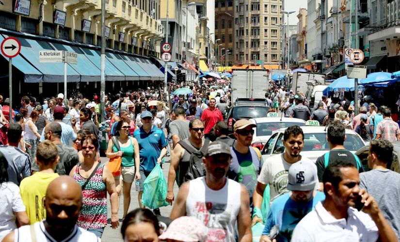 A principal e mais tradicional via de comércio popular de São Paulo já teve outros nomes