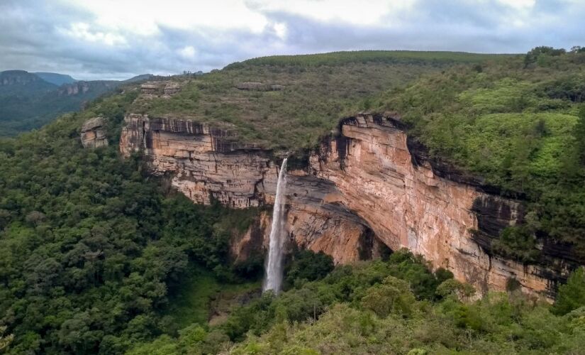 Sengés está situada na região dos Campos Gerais do Paraná, na divisa com o estado de São Paulo. 