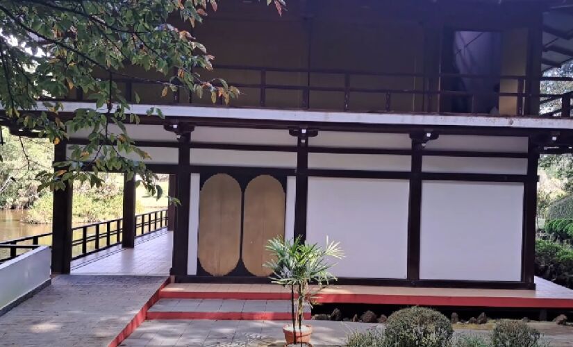 Templo Kinkaku-ji do Brasil possui um lago deslumbrante povoado por carpas coloridas