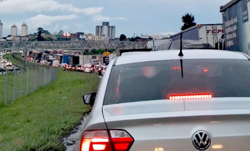 Congestionamento gera queixas de motoristas que precisam ter paciência para enfrentar o trânsito