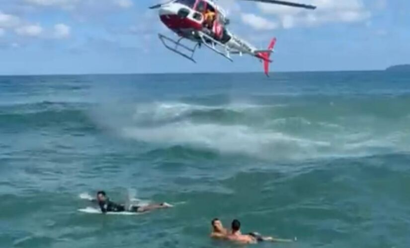 Momento em que helicóptero resgata vítimas na praia do Tenório, em Ubatuba