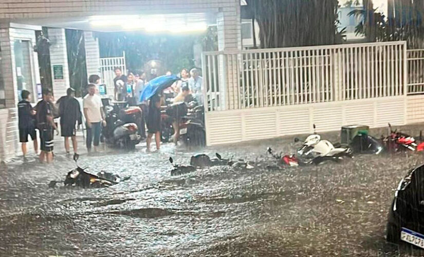 Temporal deixou diversas motos submersas na porta de uma universidade, no bairro Boqueirão