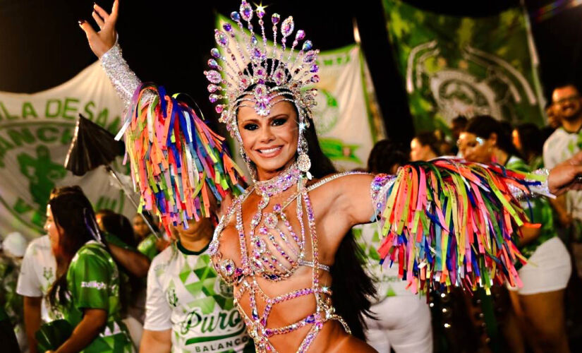 Viviane Araújo é uma rainha consagrada do Carnaval, conhecida por sua energia contagiante e presença marcante à frente das baterias