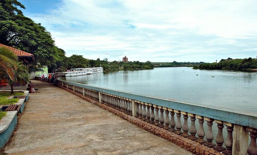 O Rio Tietê nasce na Serra do Mar, no município de Salesópolis, a apenas 22 quilômetros do Oceano Atlântico