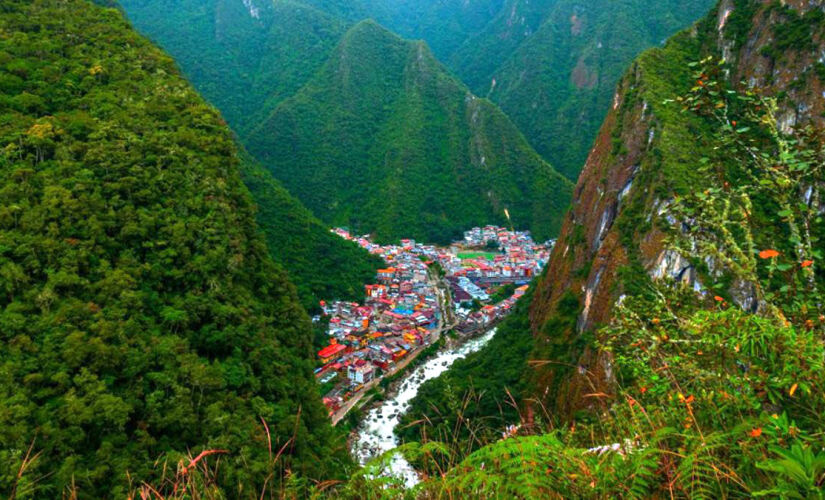 Em meio a inúmeros locais curiosos em todo o mundo, uma pequena cidade se destaca no Peru: Aguas Calientes, também chamada de Machu Picchu pueblo