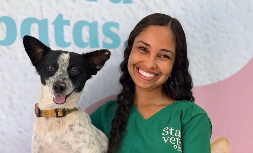 Branquelo, totalmente recuperado, posa para foto ao lado da veterinária Alice Soares