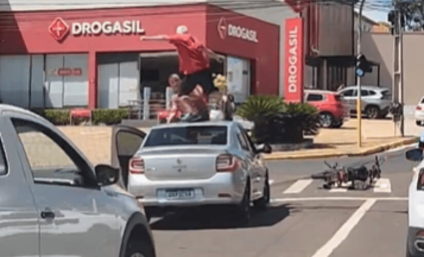 Momento em que motociclista subiu sobre carro da vítima