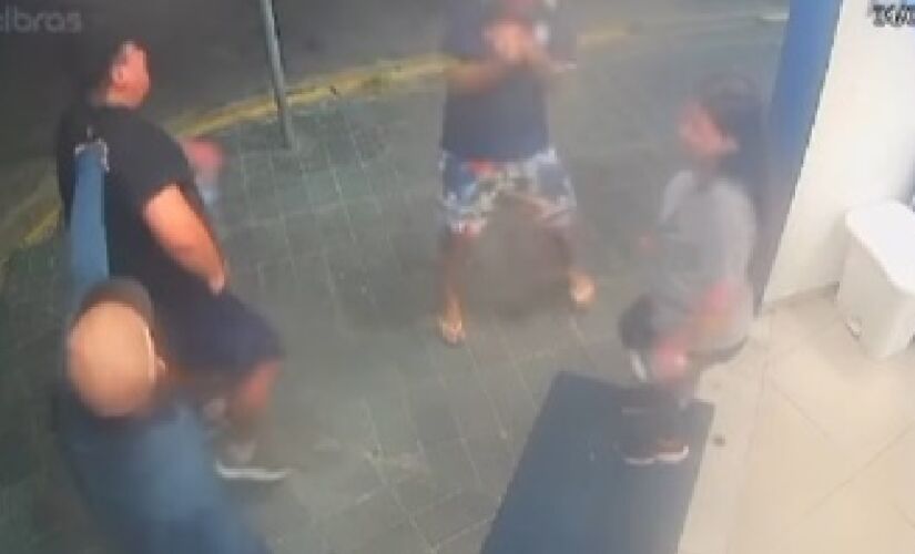 Momento em que segurança é assassinado em bairro de Caraguatatuba