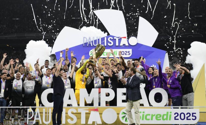 Alvinegro levanta a taça diante da torcida na Neo Química Arena