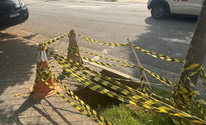 Buraco aberto na calçada da rua Germaine Burchard, em Perdizes