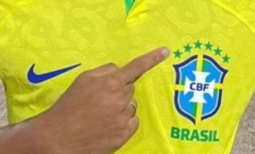 Camisa precisou ser adaptada para contar com as seis estrelas