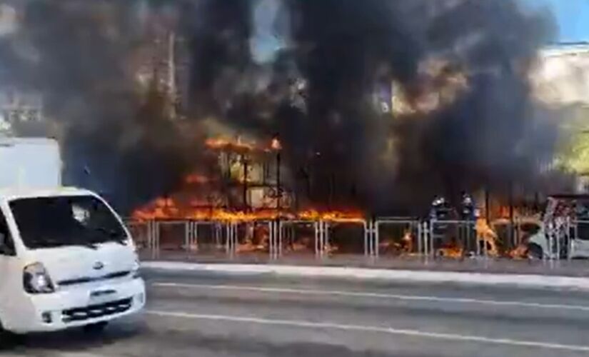 Incêndio destruiu carros alegóricos neste domingo