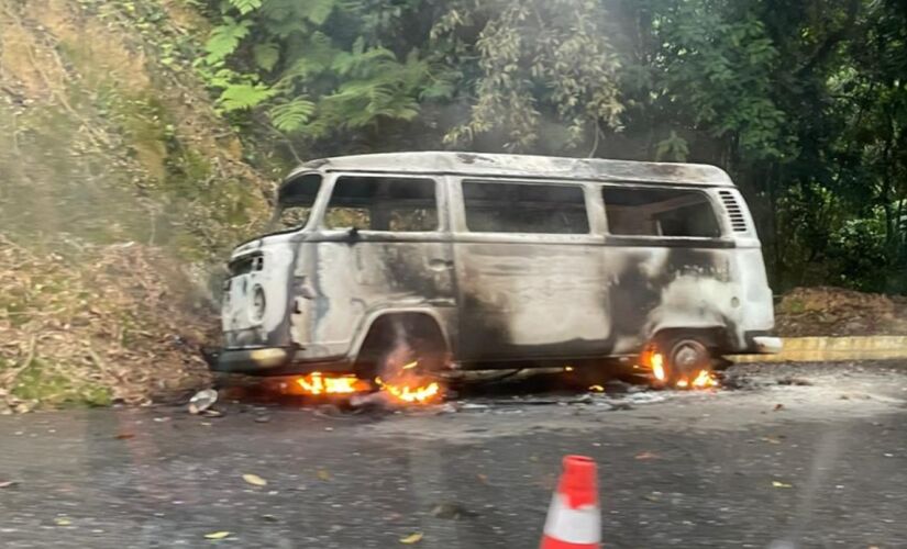 Kombi perdeu os freios e pegou fogo na serra de Ubatuba neste sábado