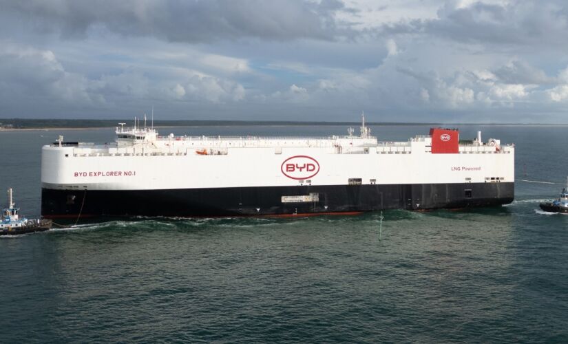 Navio cargueiro chega ao Brasil para atender demanda por veículos elétricos e híbridos da BYD