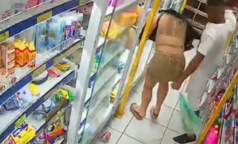 Imagens de uma câmera de segurança do local mostram o momento em que o homem entra no estabelecimento e começa a agredir a mulher