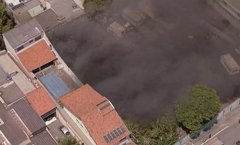 Corpo de Bombeiros chegou ao local para atender a ocorrência, por volta das 11h55