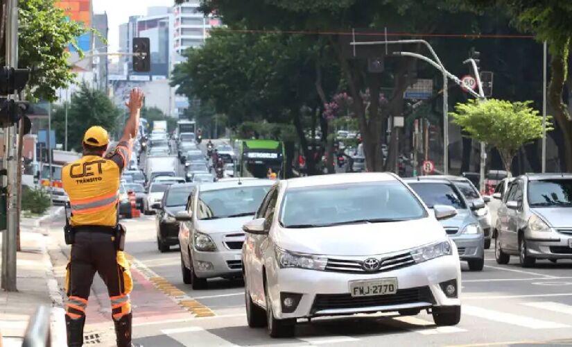 Testemunhas relataram que o agente segurava um celular e fotografava um caminhão, quando foi abordado