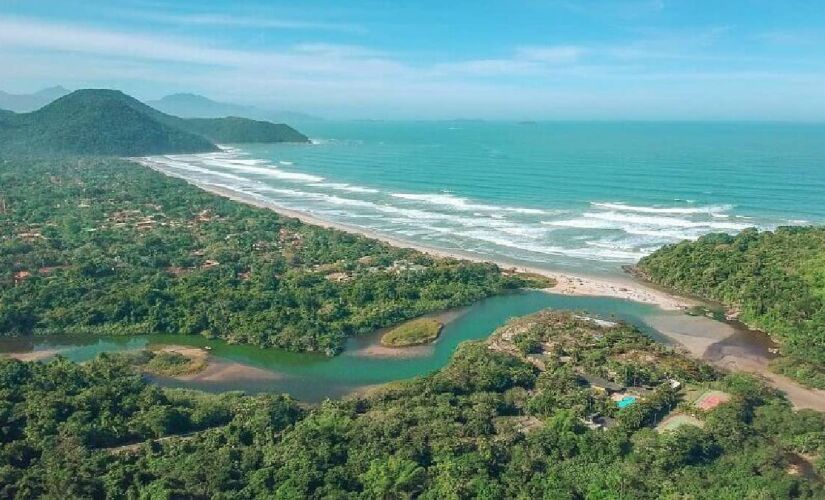 Praia de Itamambuca em Ubatuba é uma das principais praias da cidade