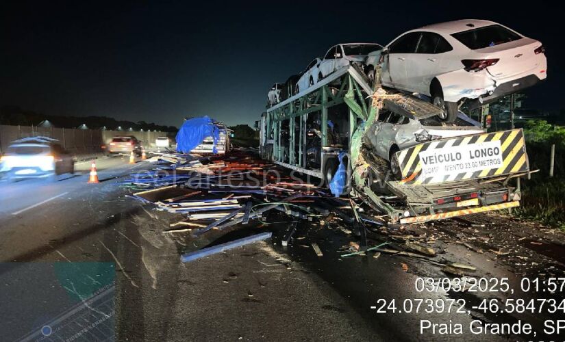 Motorista da carreta Volvo (cegonha) estacionado no acostamento, sem sinalização adequada, causou o acidente