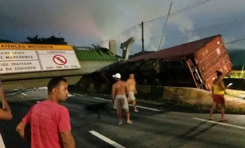 Estrutura caiu sobre o caminhão que atingiu a passarela