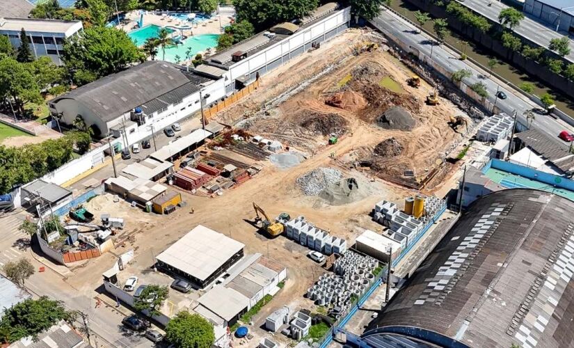 Obra do piscinão no Bairro Fundação, em São Caetano do Sul, no ABC Paulista, está em ritmo acelerado