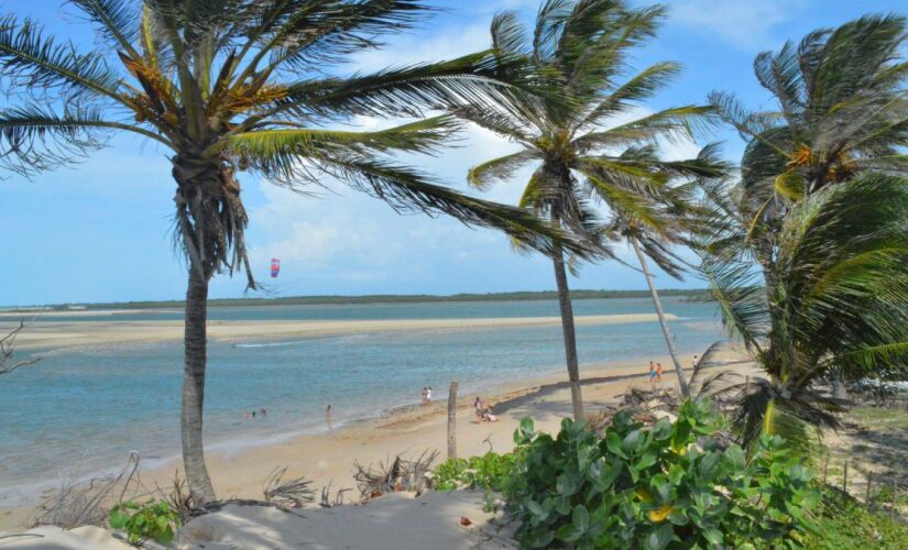 A Praia do Macapá se destaca por sua extensa faixa de areia dourada e coqueirais, que proporcionam uma vista deslumbrante. 