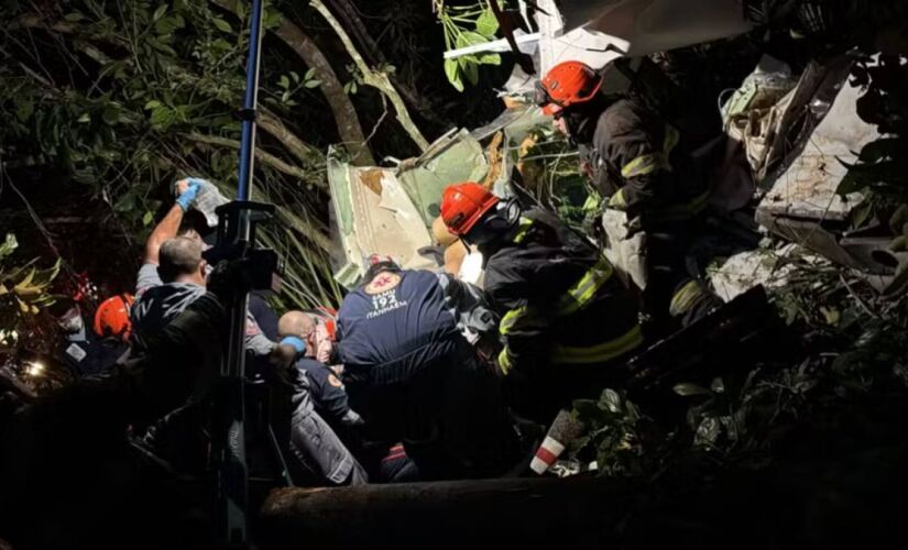 Bombeiro trabalham no resgate de vítima de encarceramento