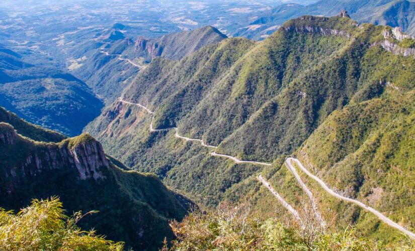 A SC-390 atravessa um dos cenários mais emblemáticos de Santa Catarina, a Serra do Rio do Rastro.