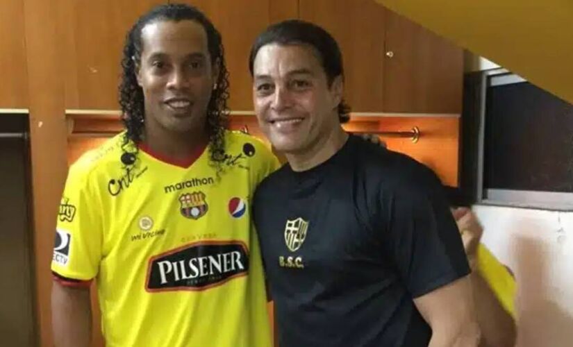 O primeiro grande jogador convidado foi o 'rei do rolê aleatório', Ronaldinho Gaúcho